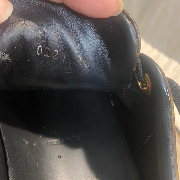 Selling Louis Vuitton shoes - Picture 4 of 5